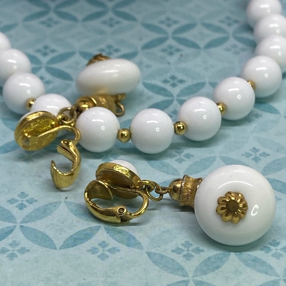 Vintage Monet White Beaded Necklace ~ Bracelet & Earrings❣️ - Picture 4 of 7